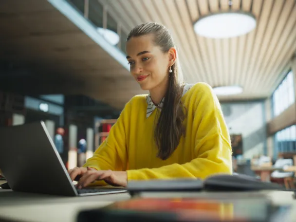 Junge Frau arbeitet am Laptop Junge Frau arbeitet am Laptop
