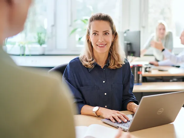 Mitarbeitende der Schaumann Group im Büro Mitarbeitende der Schaumann Group im Büro